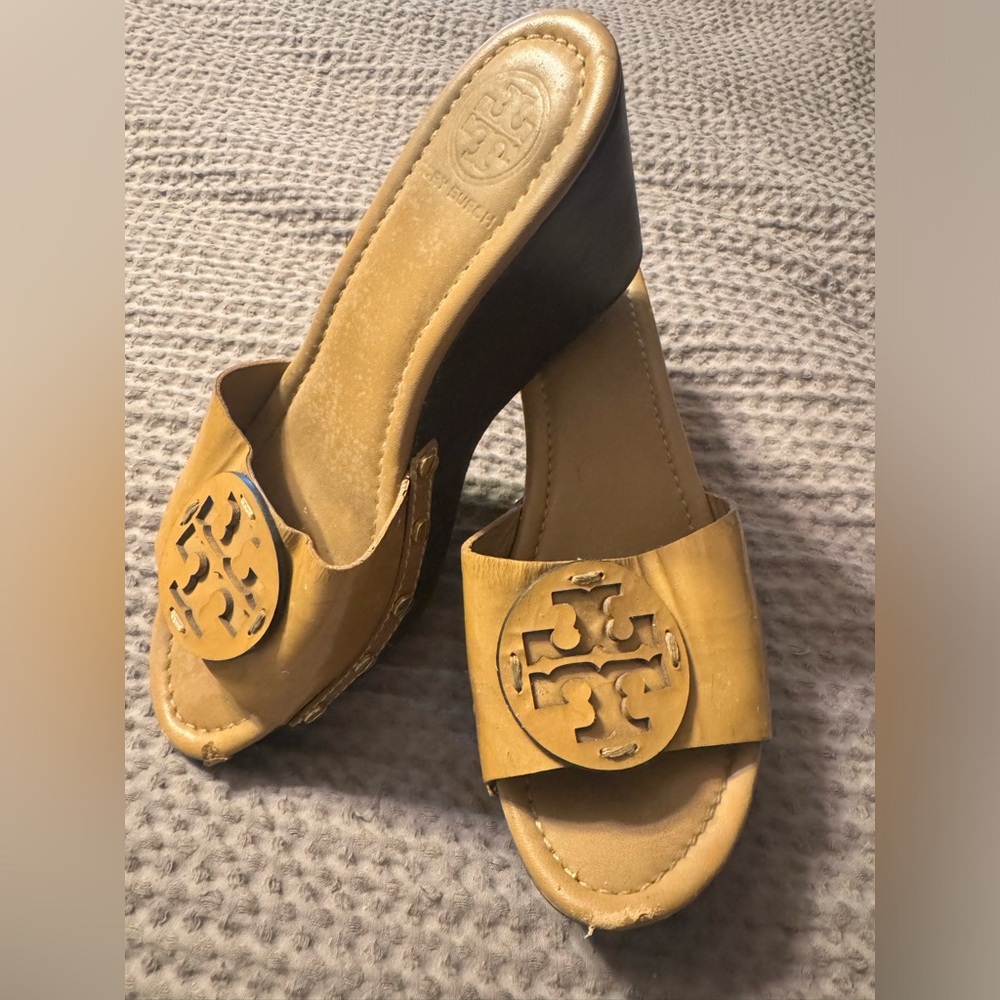 Tory Burch 7 Patent Leather Patti wedge Tan Scuffs